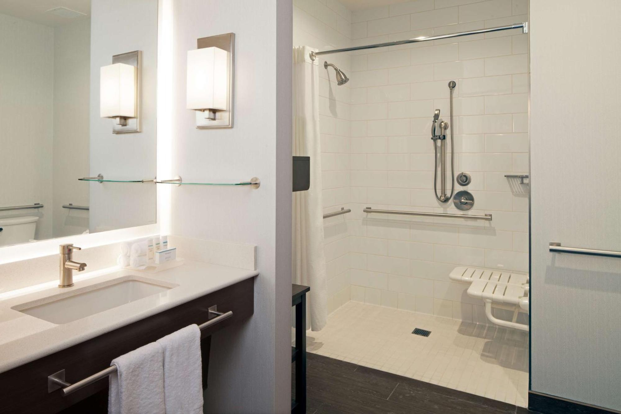 Homewood By Hilton Angeles International Airport Hotel 3*